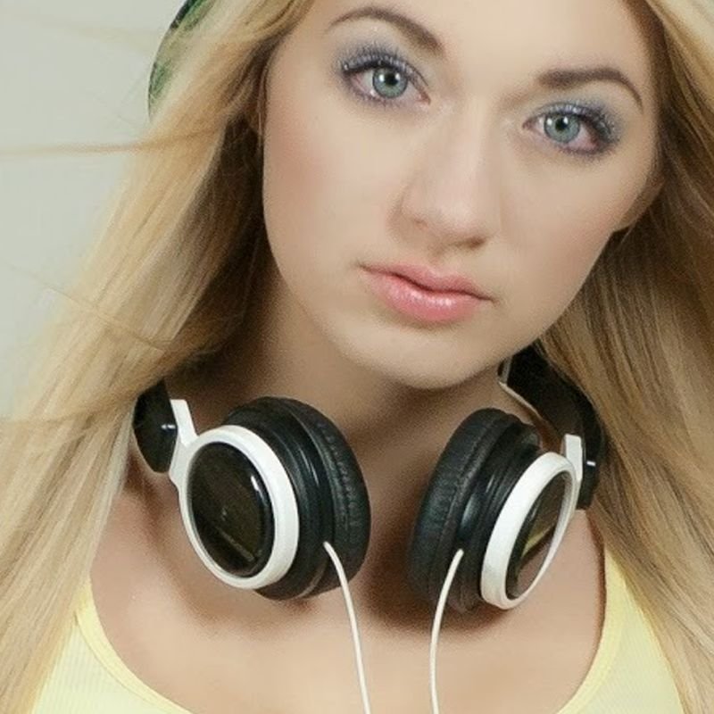 Ultimate Soundzz Headset (White) inc Bass Booster (tm) - Image 2