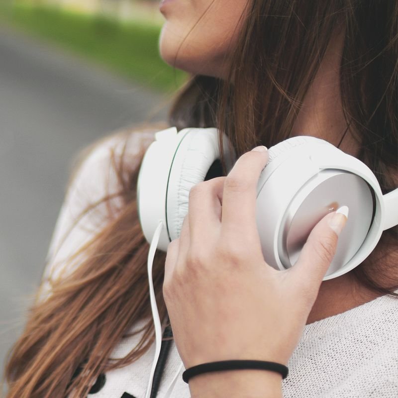 Ultimate Soundzz Headset (White) inc Bass Booster (tm) - Image 4